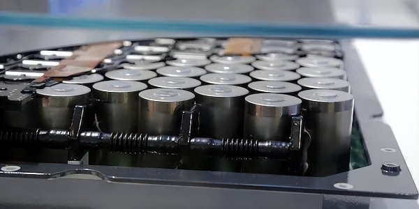 億緯鋰能第33工廠正式投產，首顆圓柱電池下線